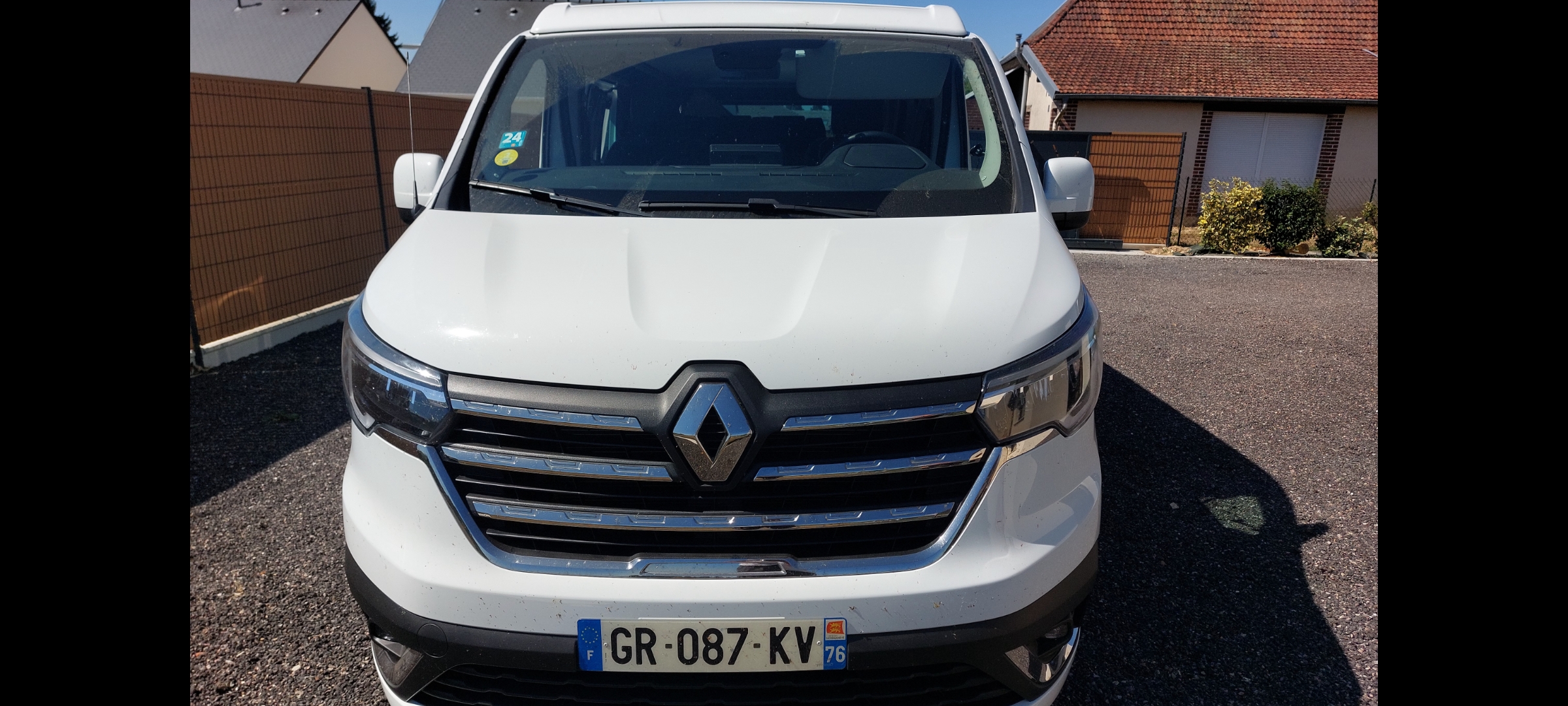 camping-car RENAULT TRAFIC  extérieur / face avant